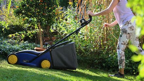 regina schulte halver|Beim Rasen mähen im Garten zur Freude der Nachbarn immer